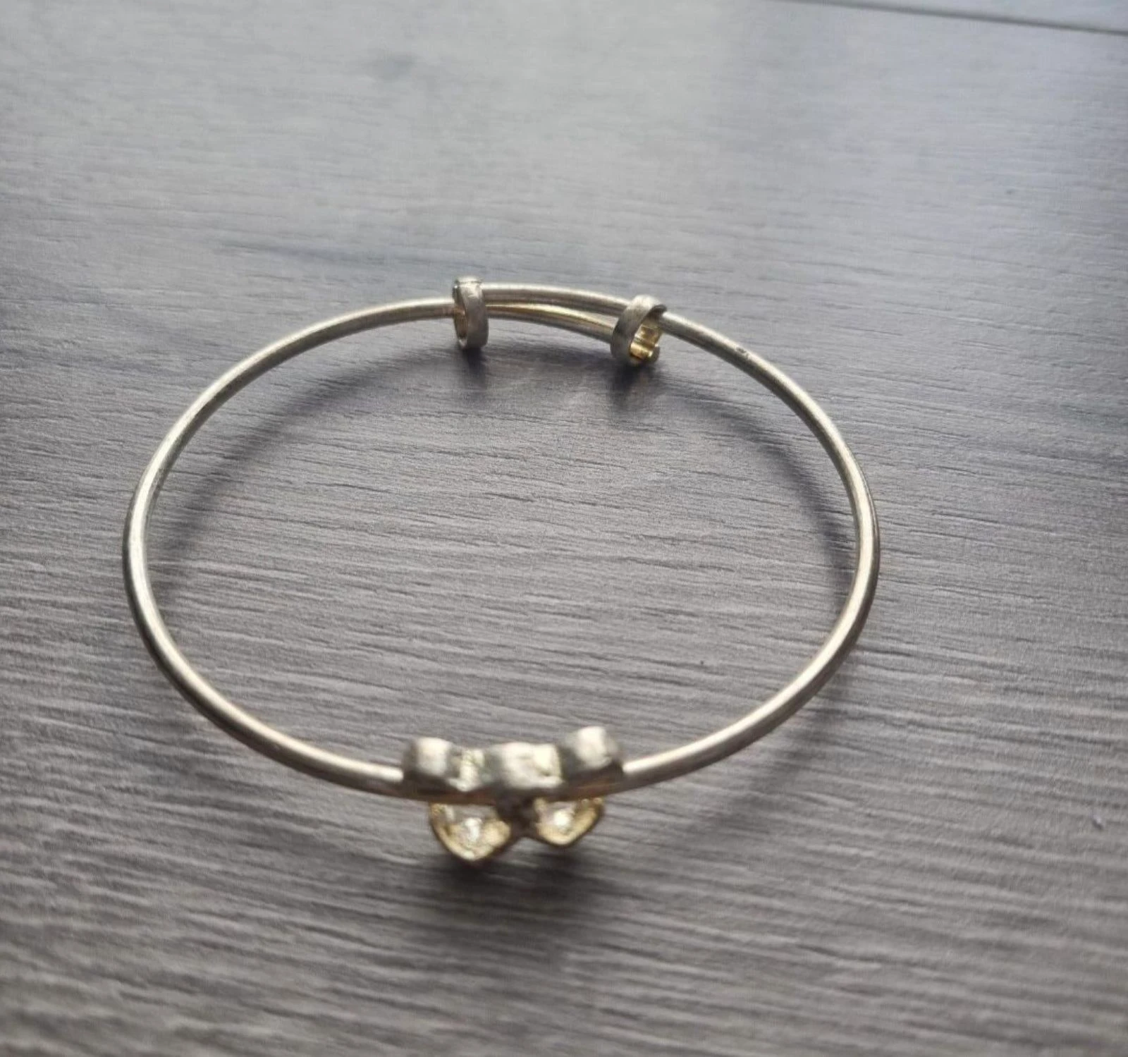 Bracelet bangle ajustable argenté avec nœud / détail bouton – photo 2